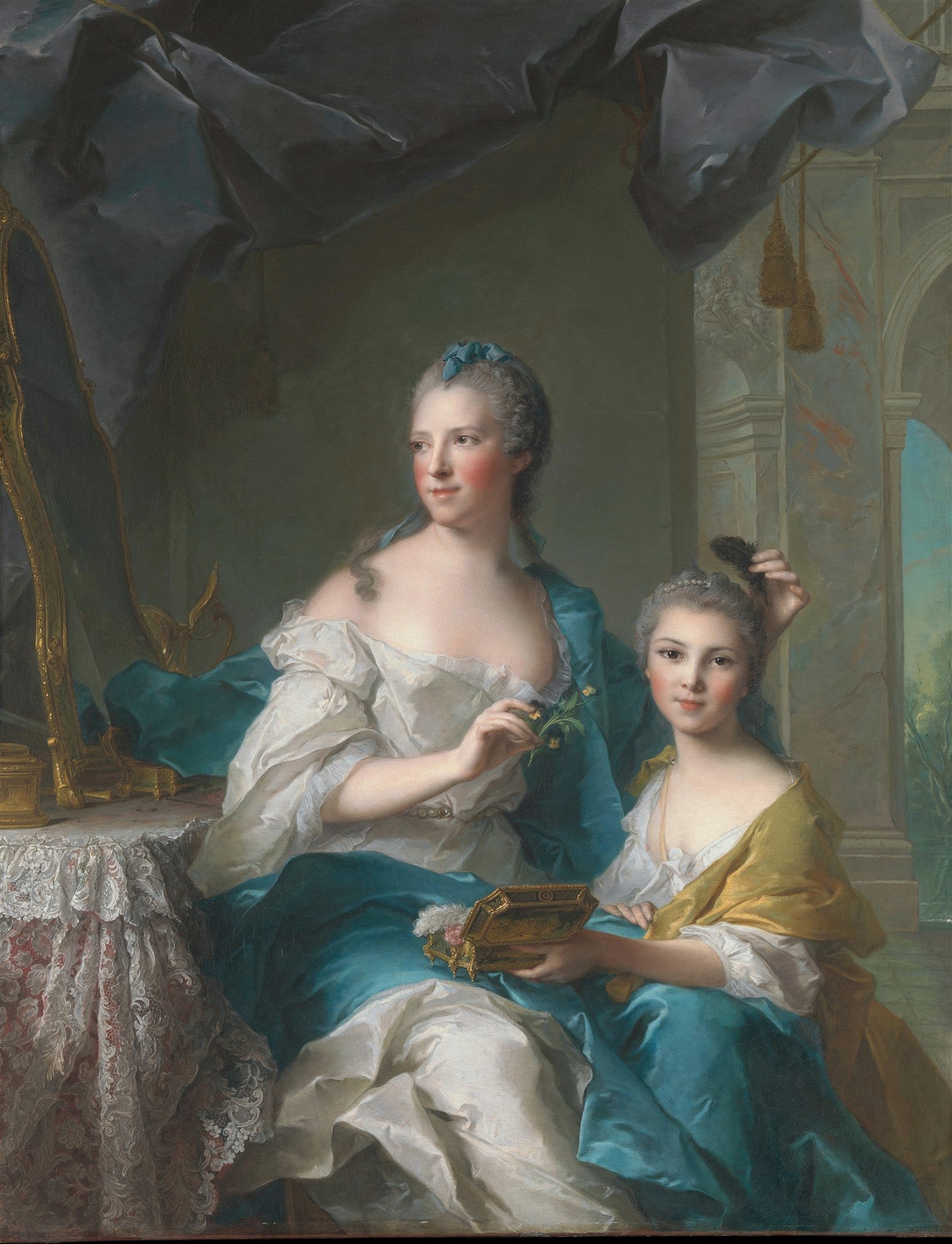 Quadro decorativo com retrato de A Duquesa de Chartres e sua Filha, por Jean Marc Nattier. Duas mulheres, uma adulta e uma criança, sentadas, vestidas com trajes elegantes em tons de azul e branco, em um ambiente clássico com espelho e elementos arquitetônicos.