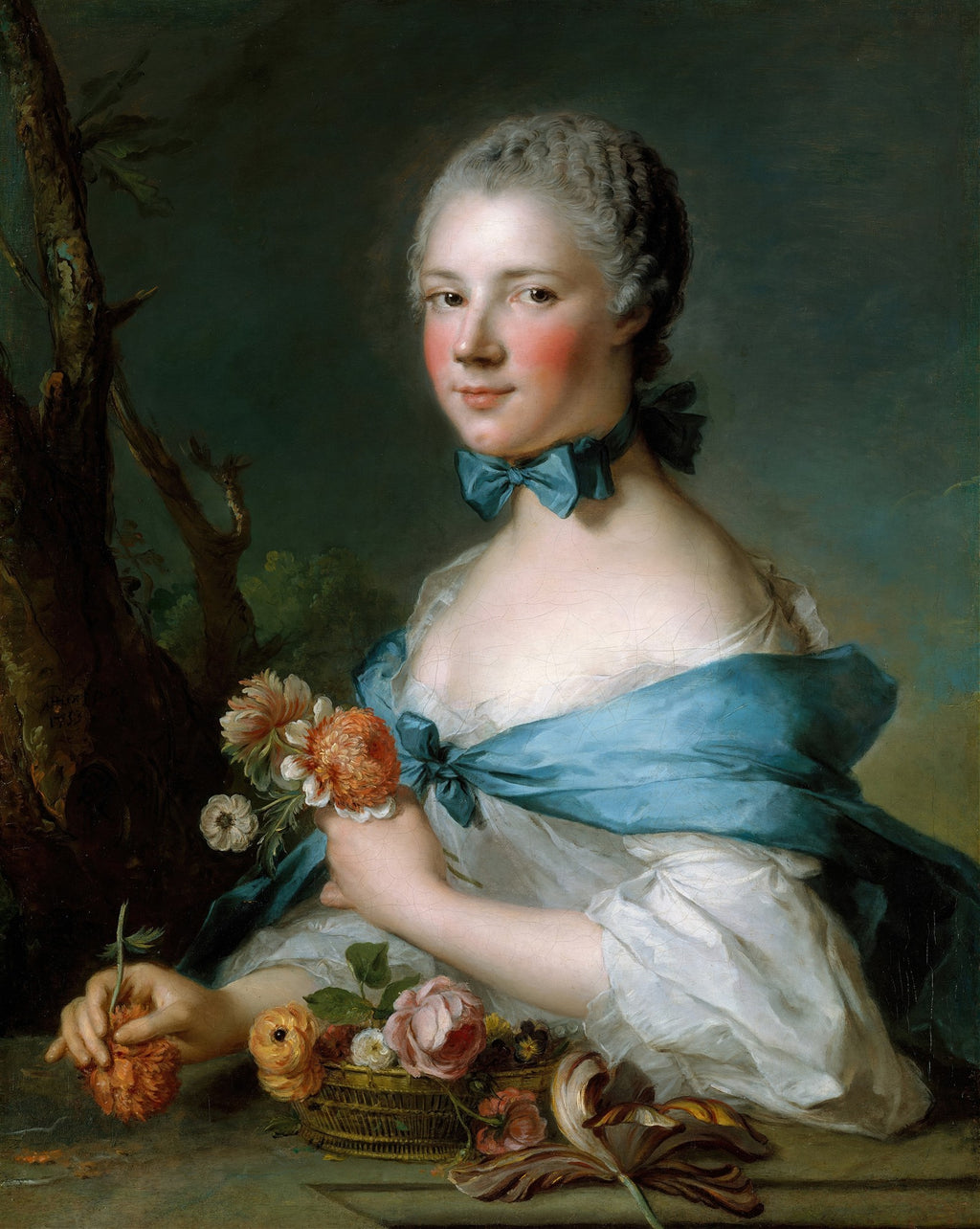 Retrato de uma jovem mulher de pele clara, cabelos grisalhos e rosto rosado, vestindo um vestido branco e um xale azul, segurando flores em um cesto, em um cenário natural. Atribuído a Jean Marc Nattier.