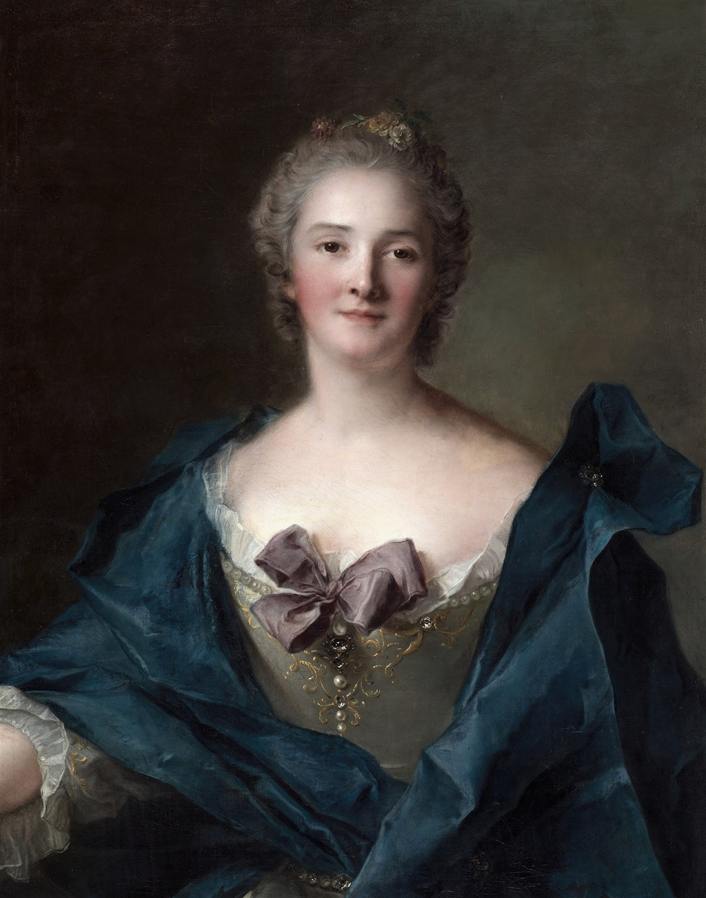 Retrato de uma mulher de cabelo claro e cacheado, vestindo um manto azul-petróleo e um vestido claro com um laço lilás no peito, pintado por Jean-Marc Nattier. O fundo é escuro.