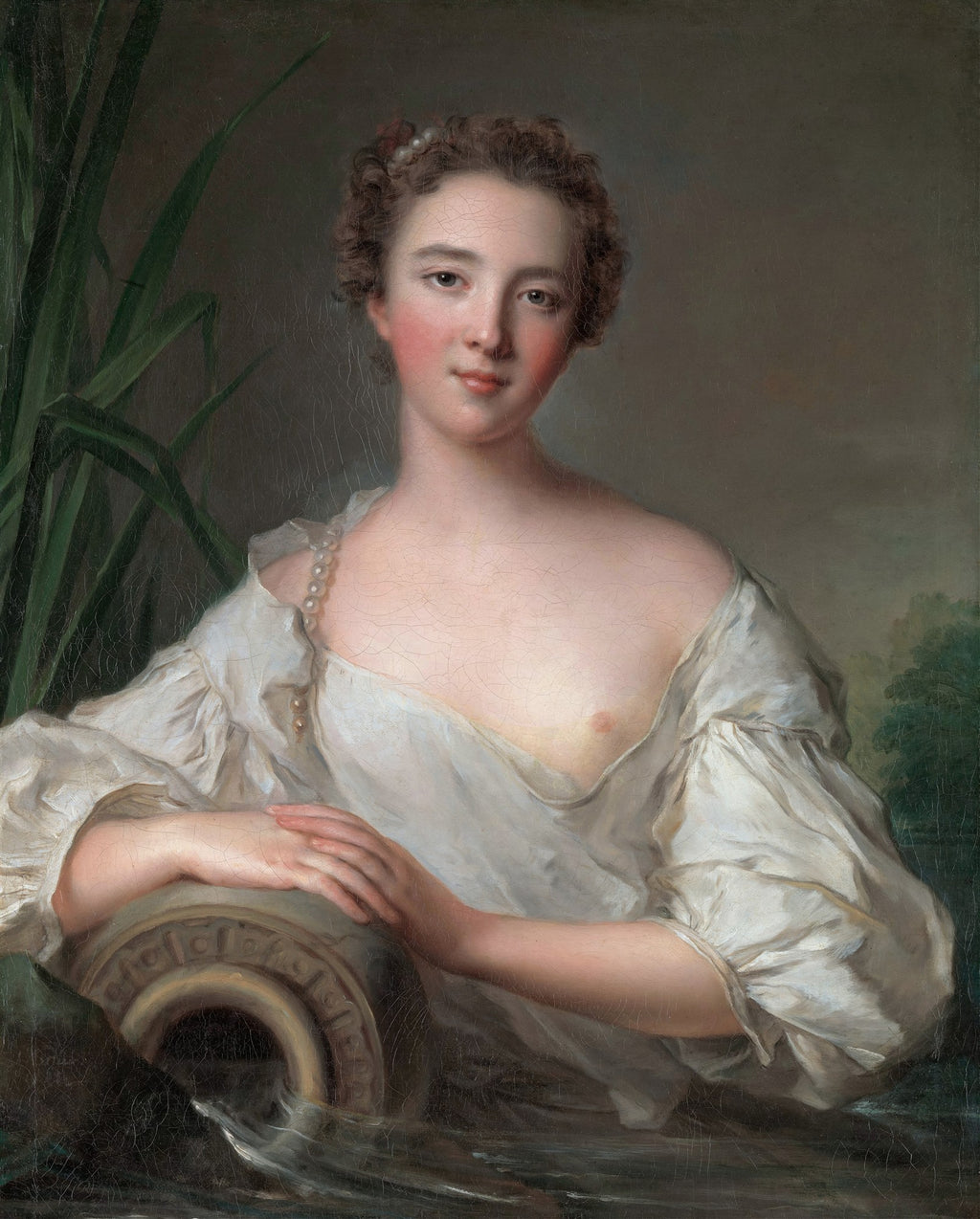 Retrato de uma jovem mulher de pele clara, com cabelos castanhos cacheados e lábios rosados, vestindo uma túnica branca que deixa um ombro à mostra, apoiada em uma ânfora em um cenário aquático com plantas verdes ao fundo, atribuído a Jean-Marc Nattier.
