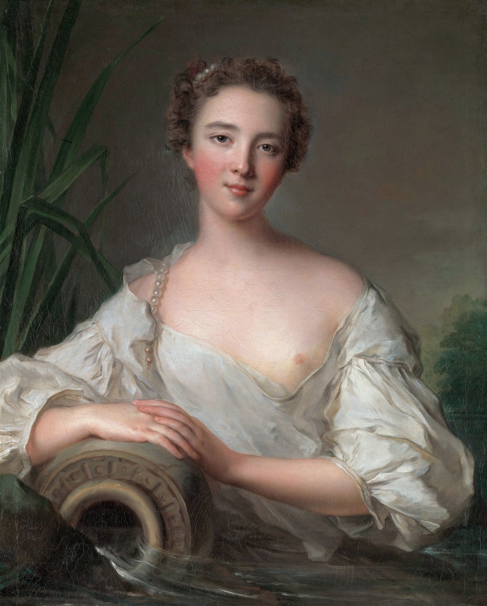 Retrato de uma jovem mulher de pele clara, com cabelos castanhos cacheados e lábios rosados, vestindo uma túnica branca que deixa um ombro à mostra, apoiada em uma ânfora em um cenário aquático com plantas verdes ao fundo, atribuído a Jean-Marc Nattier.