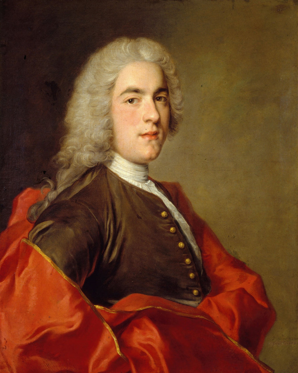 Retrato de um homem do século XVIII, possivelmente um nobre, com peruca branca empoada, casaco escuro e uma capa vermelha vibrante sobre um fundo neutro. Atribuído a Jean-Marc Nattier.