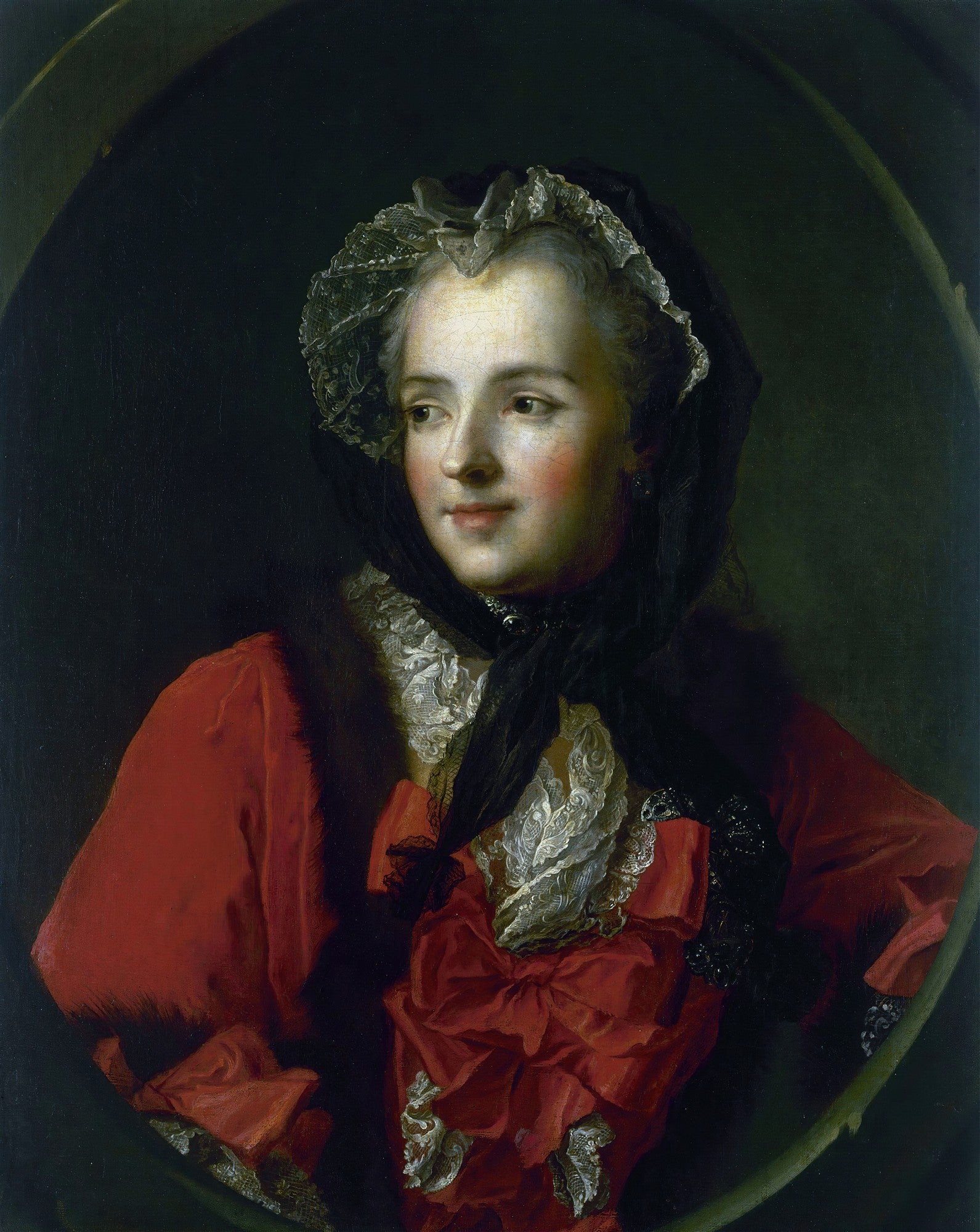 Retrato de uma dama do século XVIII pintado por Jean-Marc Nattier, vestindo um robe vermelho e touca de renda branca, em um fundo escuro e ovalado.