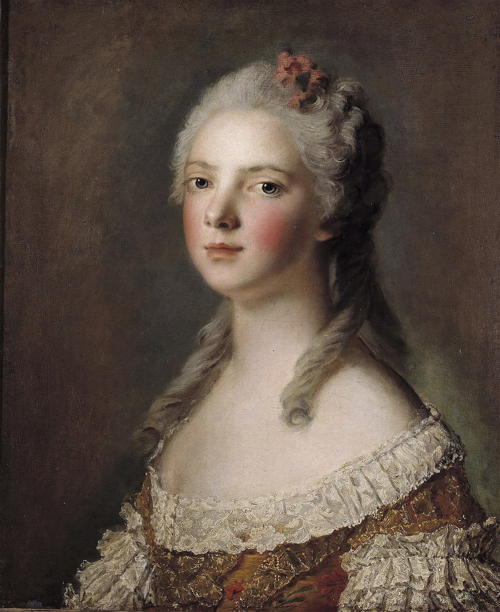 Retrato de uma jovem dama de pele clara, cabelos brancos e cacheados, com uma pequena flor rosa no cabelo, vestindo um vestido de renda branca e dourada, olhando diretamente para o espectador. Atribuído a Jean Marc Nattier.