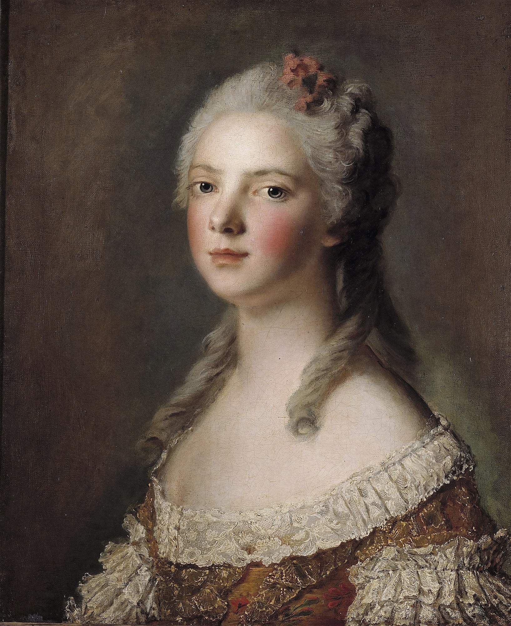 Retrato de uma jovem dama de pele clara, cabelos brancos e cacheados, com uma pequena flor rosa no cabelo, vestindo um vestido de renda branca e dourada, olhando diretamente para o espectador. Atribuído a Jean Marc Nattier.