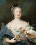 Retrato de uma dama do século XVIII, com pele clara e cabelos escuros parcialmente presos com fitas, segurando flores em uma tigela de vidro. A mulher veste um vestido branco com babados e um manto azul-escuro sobre os ombros, em fundo escuro.