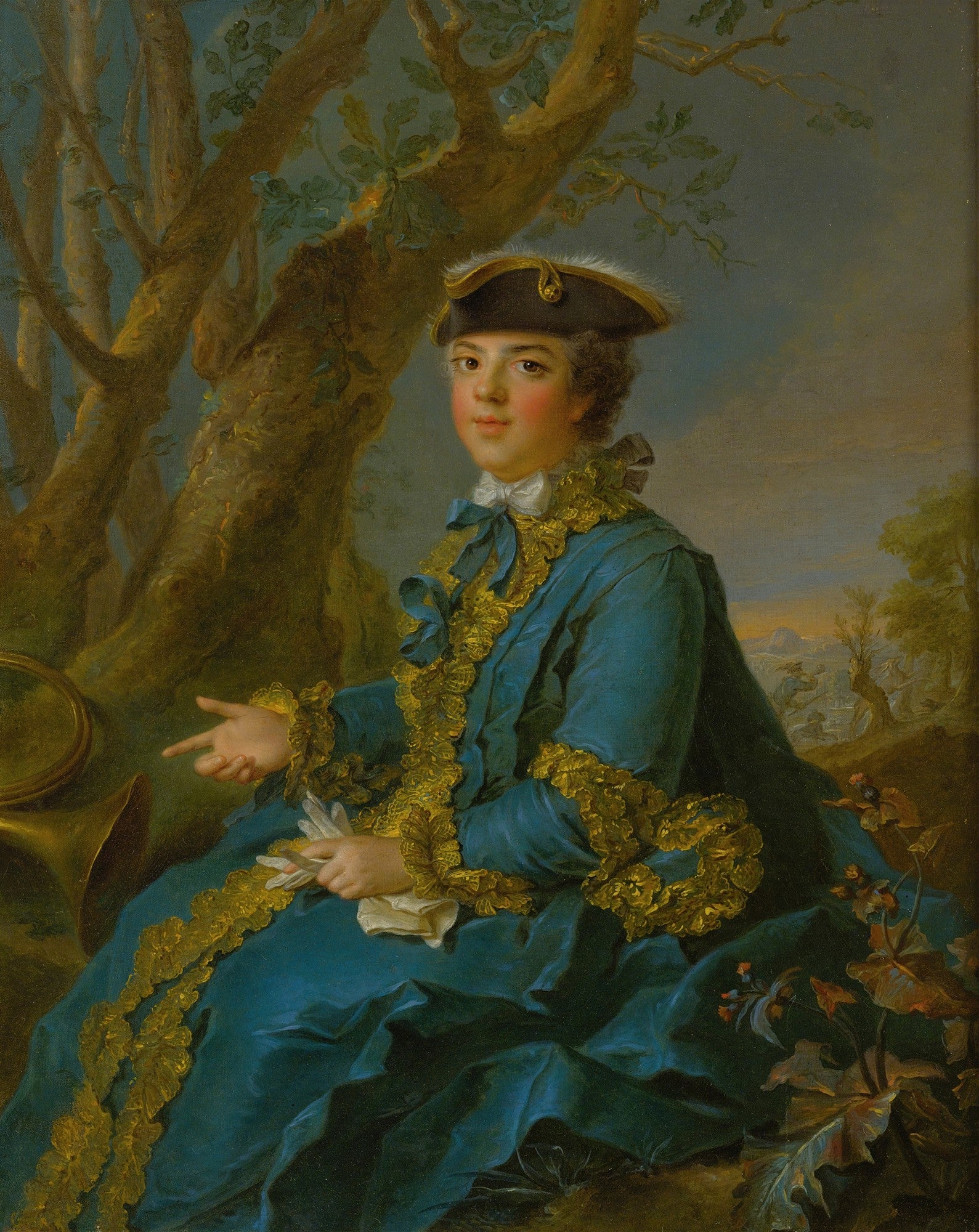Retrato de um jovem cavalheiro sentado em paisagem, vestido com roupa azul e dourada, chapéu, obra de Jean Marc Nattier.