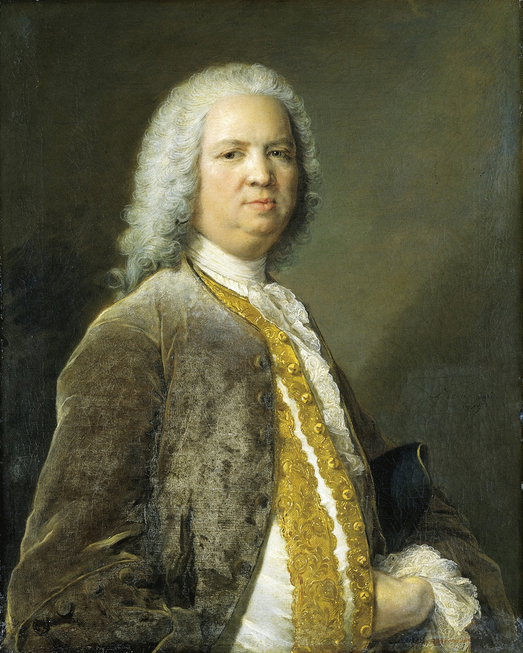 Retrato de um cavalheiro do século XVIII, com peruca branca encaracolada, vestindo um casaco marrom aveludado e uma camisa branca com detalhes dourados e rendas, em um fundo escuro. Atribuído a Jean-Marc Nattier.