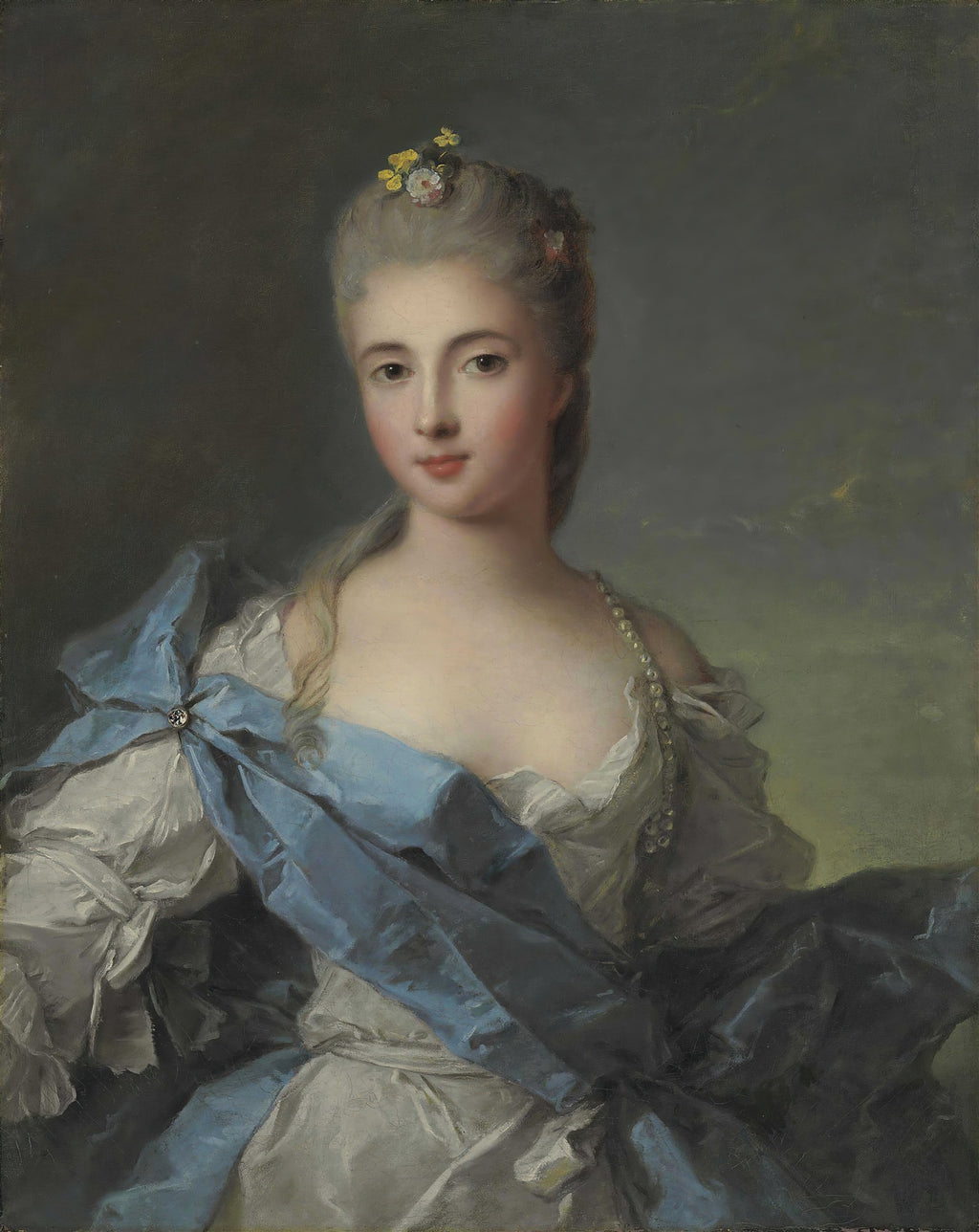 Retrato de mulher jovem de pele clara, cabelos claros e ornados com flores, usando um vestido branco com detalhes azuis e um colar de pérolas, pintado por Jean-Marc Nattier.