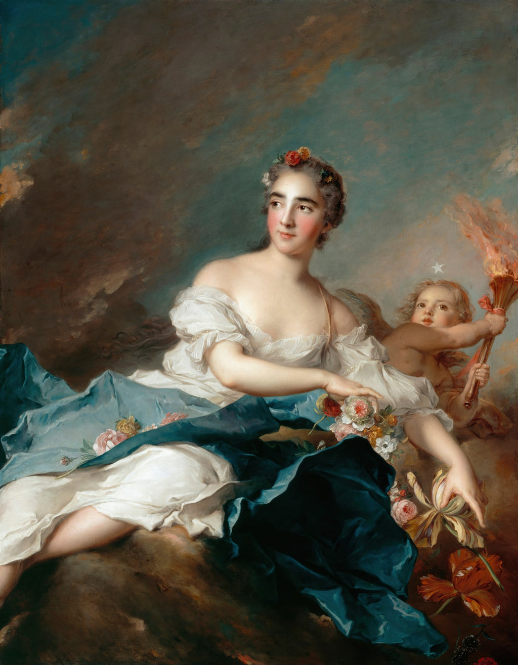 Retrato de mulher nobre com flores no cabelo, envolta em tecido azul, com um anjo cupido segurando uma tocha. Pintura de Jean-Marc Nattier.