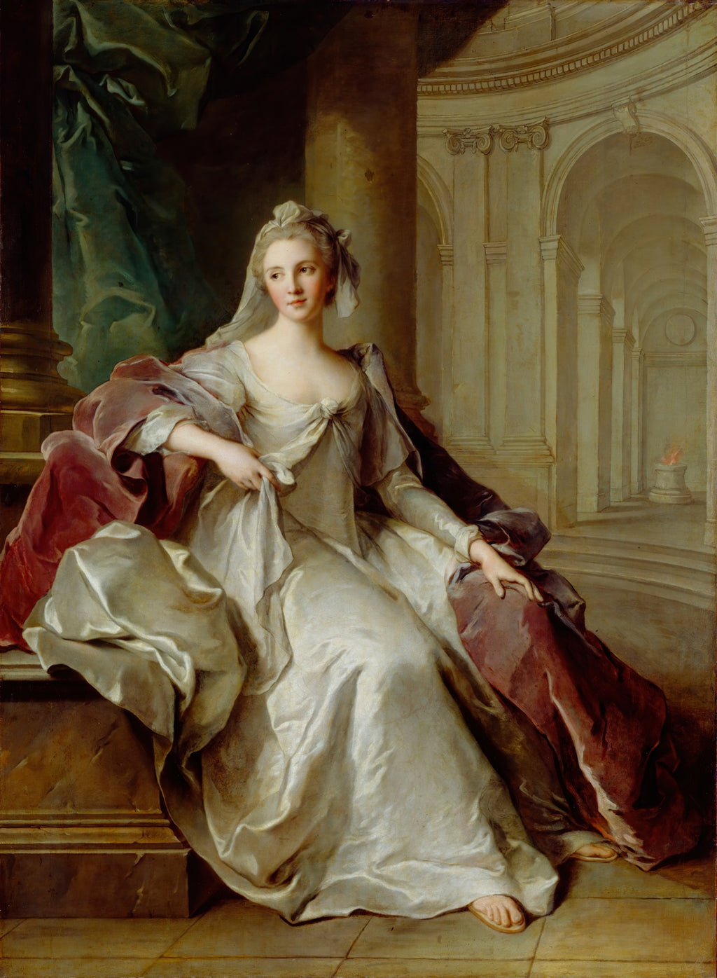 Retrato de uma dama com vestido branco e xale roxo, sentada em um ambiente clássico com colunas e arcos, obra de Jean-Marc Nattier.