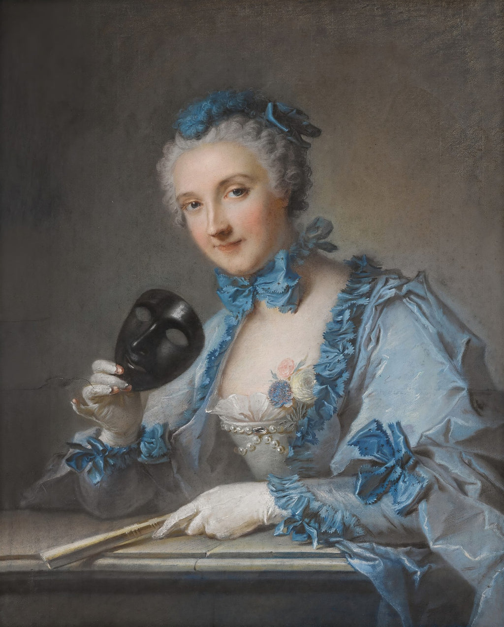 Retrato de uma dama com cabelo empoado, usando um vestido azul rococó e segurando uma máscara preta com luvas brancas. Obra de Jean-Marc Nattier.