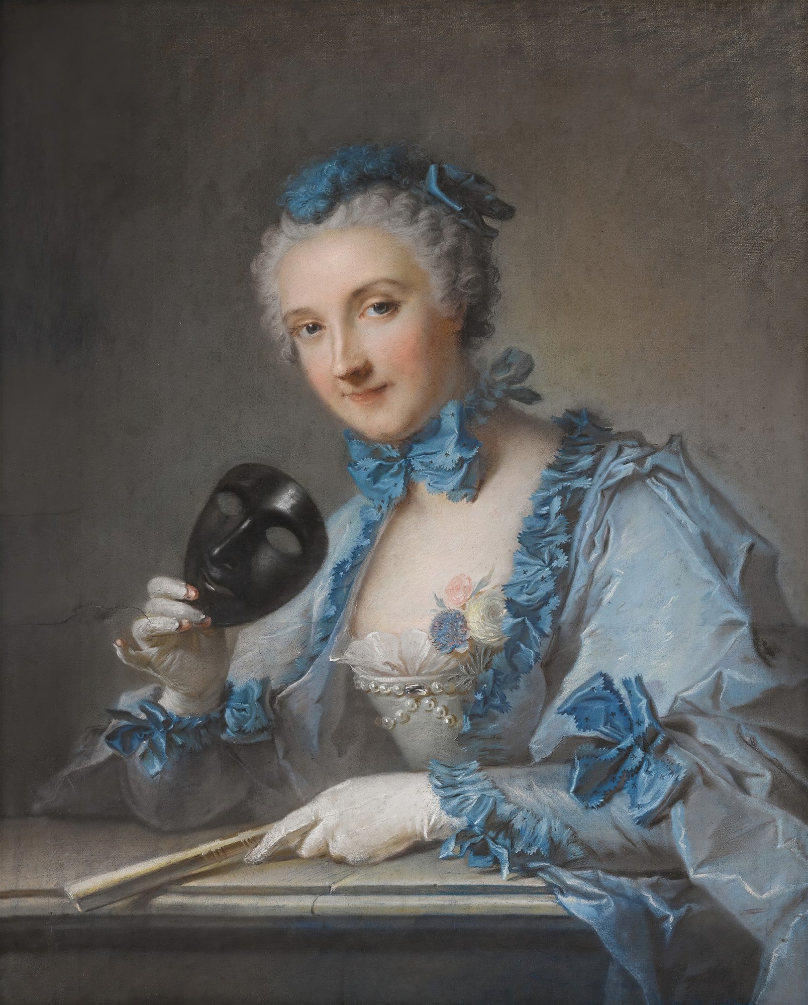 Retrato de uma dama com cabelo empoado, usando um vestido azul rococó e segurando uma máscara preta com luvas brancas. Obra de Jean-Marc Nattier.