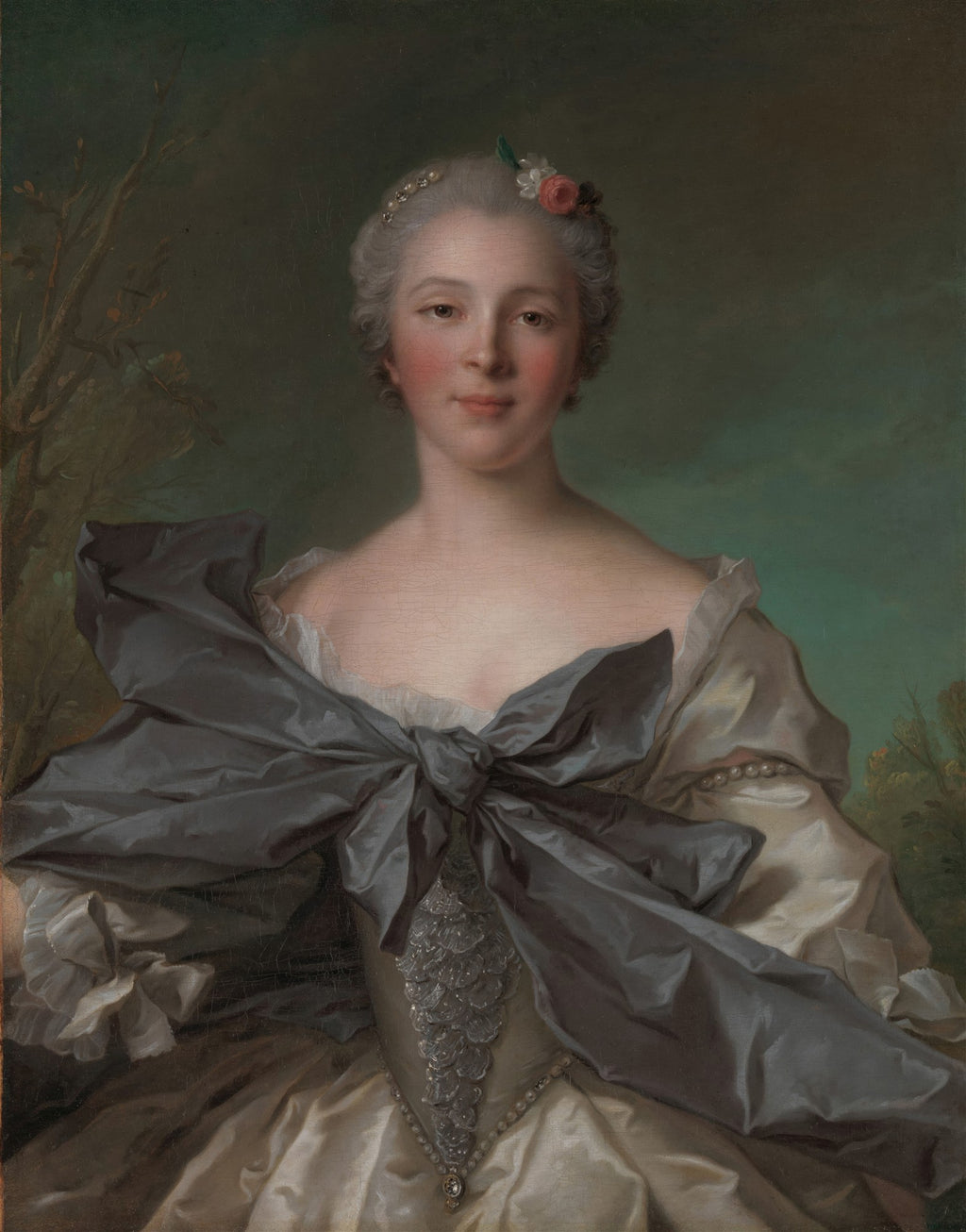Retrato de uma dama com laço de cetim cinza em um vestido creme, flores no cabelo e fundo verde escuro. Obra de Jean-Marc Nattier.