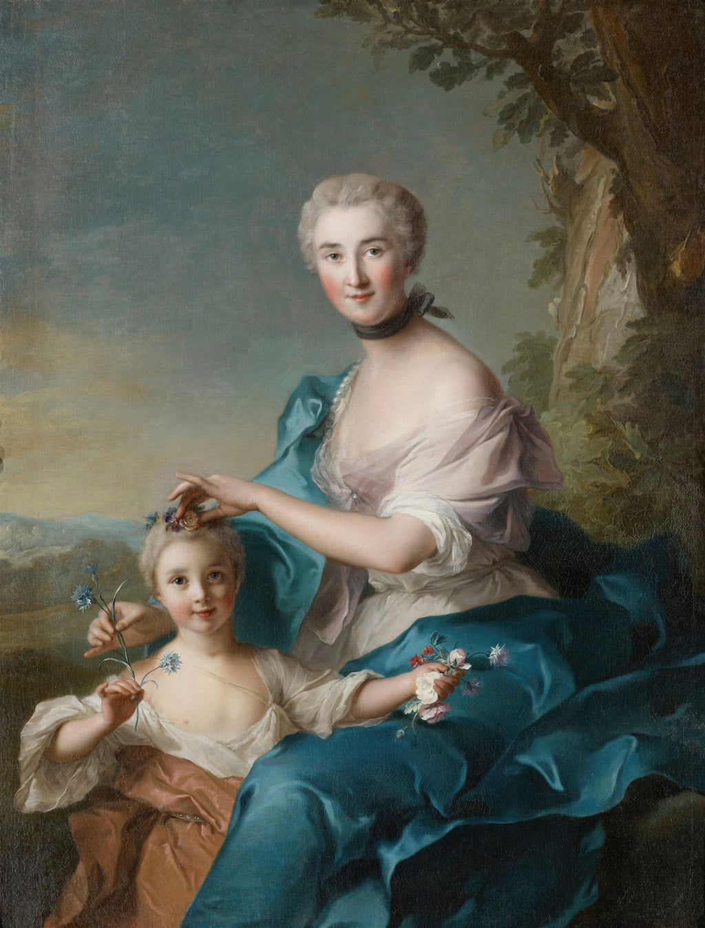 Pintura a óleo de Jean Marc Nattier retratando uma mulher jovem com uma criança, ambas adornadas com flores, em um cenário natural. A mulher veste um drapeado azul e um corpete rosa, enquanto a criança segura flores azuis e tem uma coroa de flores na cabeça. A cena é suave e elegante, com tons pastéis e luz difusa.