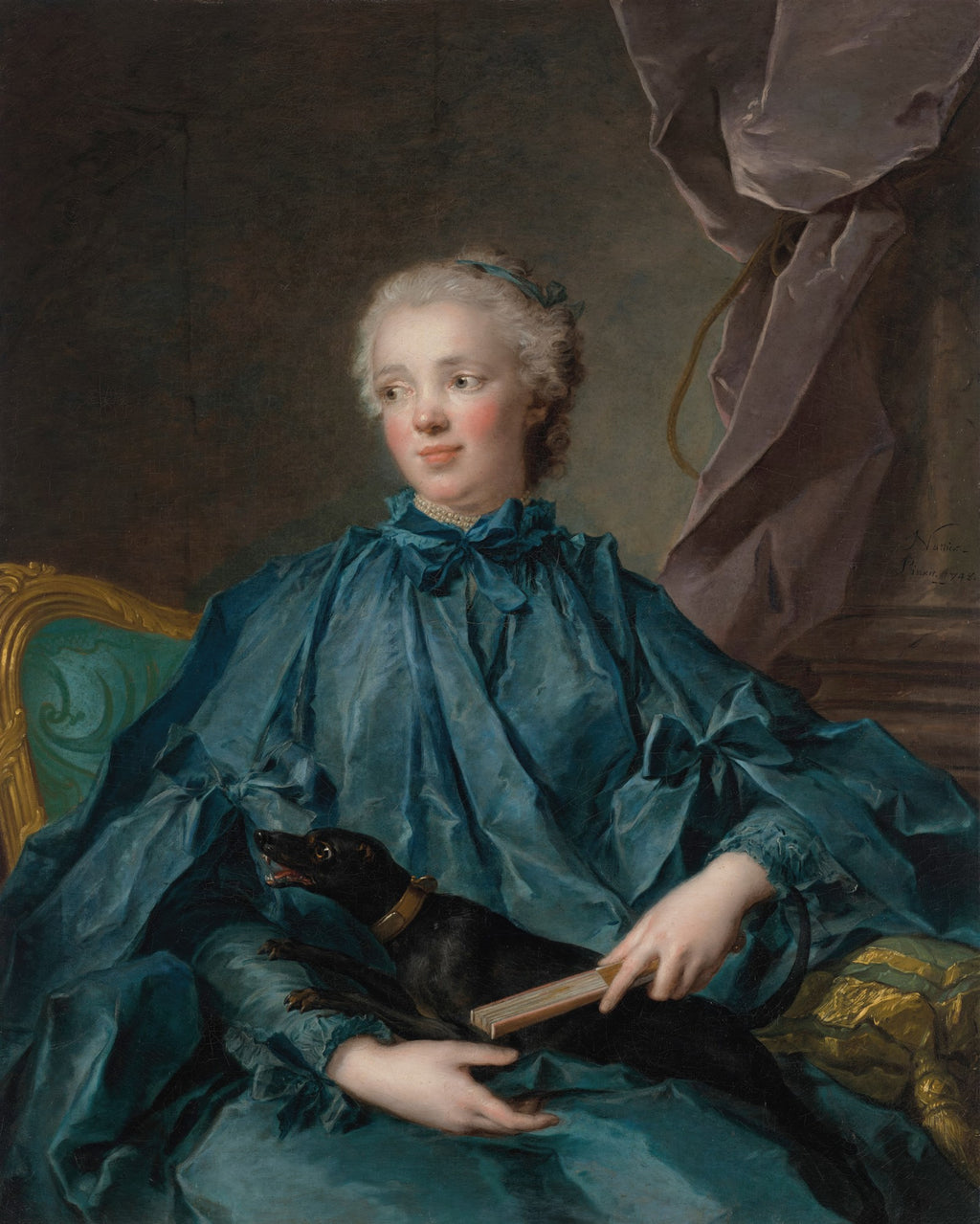 Retrato de uma jovem dama em vestido azul, segurando um cão preto, de Jean-Marc Nattier. A mulher tem pele clara e cabelo claro, com um colar de pérolas. Ela segura um leque e o cão está em seu colo. A pintura é em estilo rococó.