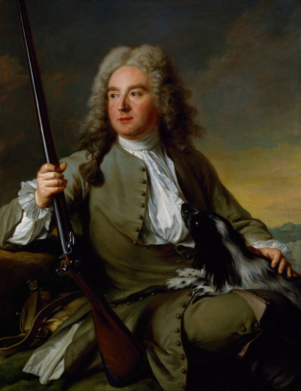 Retrato de um cavalheiro do século XVIII, com peruca encaracolada, casaco verde-acinzentado, camisa branca com babados, segurando um rifle e com um cão spaniel preto e branco ao seu lado. A imagem é atribuída a Jean Marc Nattier.