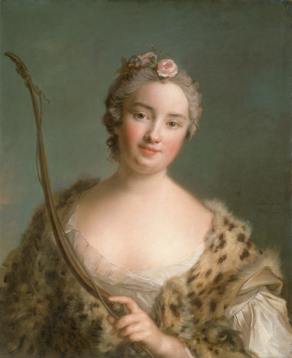 Retrato de uma dama com pele de leopardo e arco, de Jean-Marc Nattier. A mulher tem pele clara, bochechas rosadas e cabelos grisalhos adornados com flores. O fundo é verde-azulado.