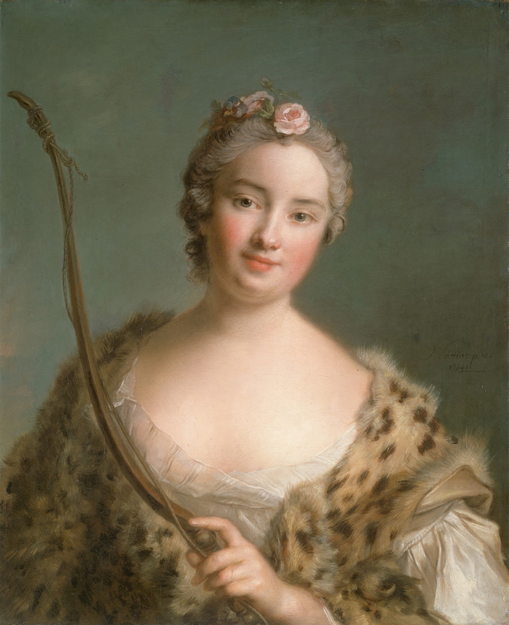Retrato de uma dama com pele de leopardo e arco, de Jean-Marc Nattier. A mulher tem pele clara, bochechas rosadas e cabelos grisalhos adornados com flores. O fundo é verde-azulado.