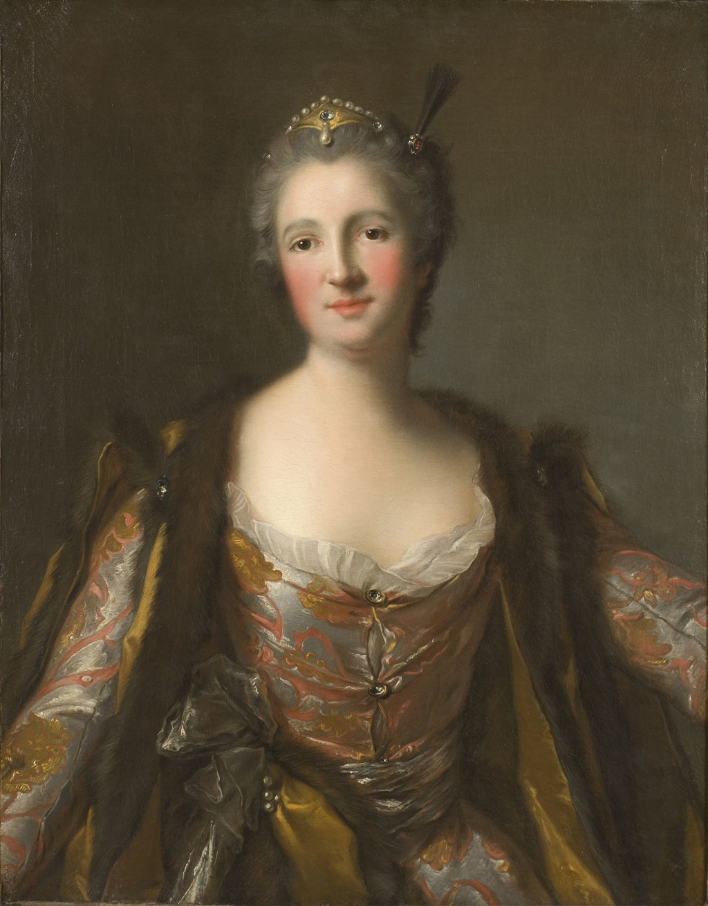Retrato de uma dama do século XVIII, com pele clara, bochechas rosadas e cabelo preso por uma tiara de pérolas e joias. Ela usa um vestido brocado em tons de cinza, dourado e vermelho, com detalhes em pele escura e renda branca no decote. O fundo é liso e escuro.