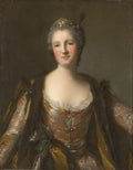 Retrato de uma dama do século XVIII, com pele clara, bochechas rosadas e cabelo preso por uma tiara de pérolas e joias. Ela usa um vestido brocado em tons de cinza, dourado e vermelho, com detalhes em pele escura e renda branca no decote. O fundo é liso e escuro.