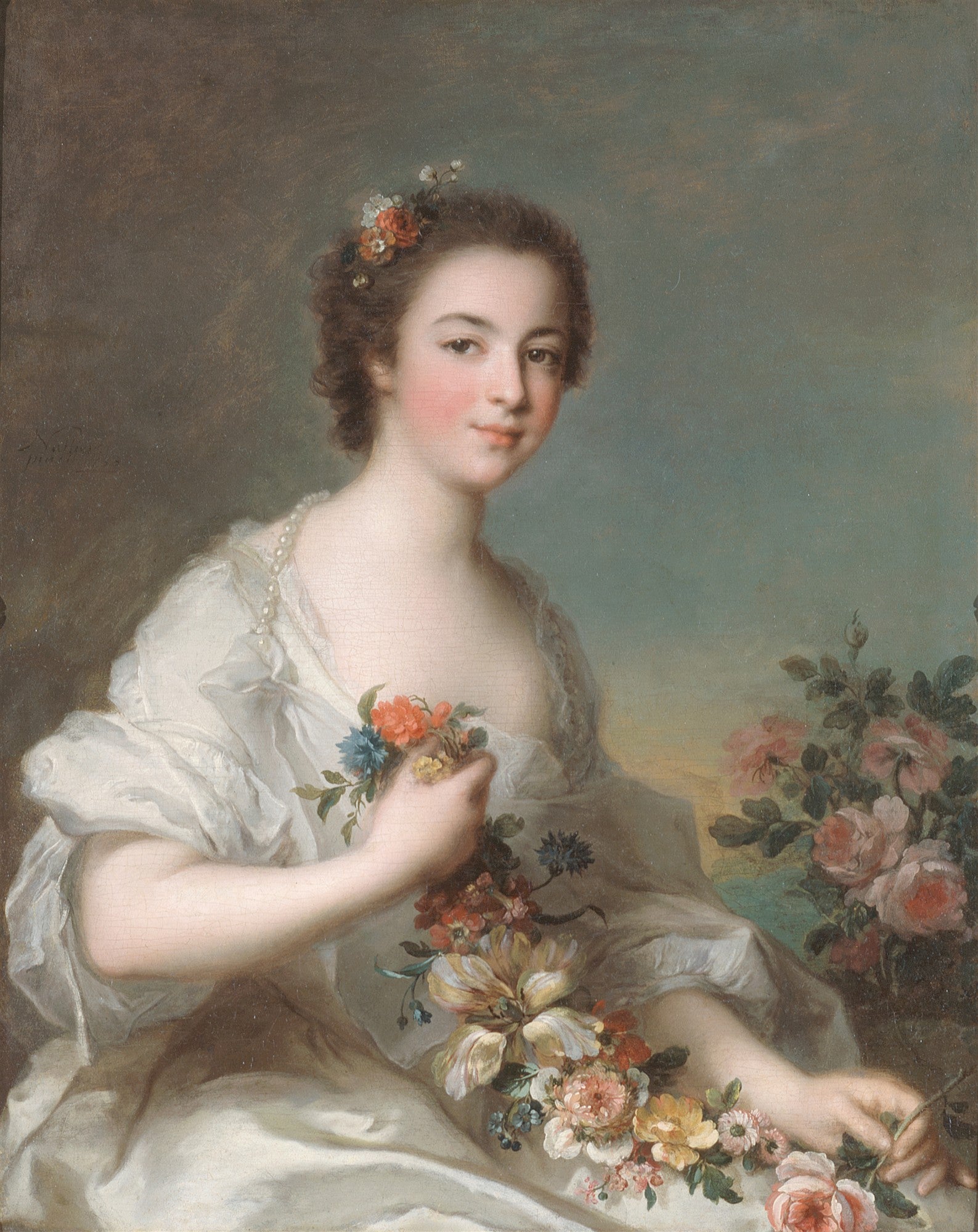 Retrato de uma jovem florista do século XVIII, com flores no cabelo e segurando um buquê, pintada por Jean-Marc Nattier. Fundo suave em tons de azul e cinza.