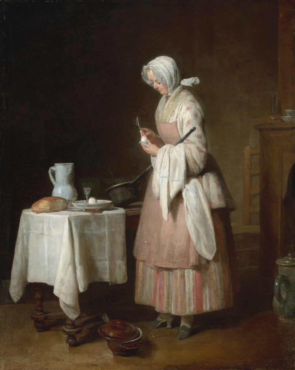 Pintura a óleo de Jean Siméon Chardin, 'A Cozinheira', retratando uma mulher em vestes de época, de perfil, descascando um ovo em uma cozinha escura, com uma mesa posta ao lado.