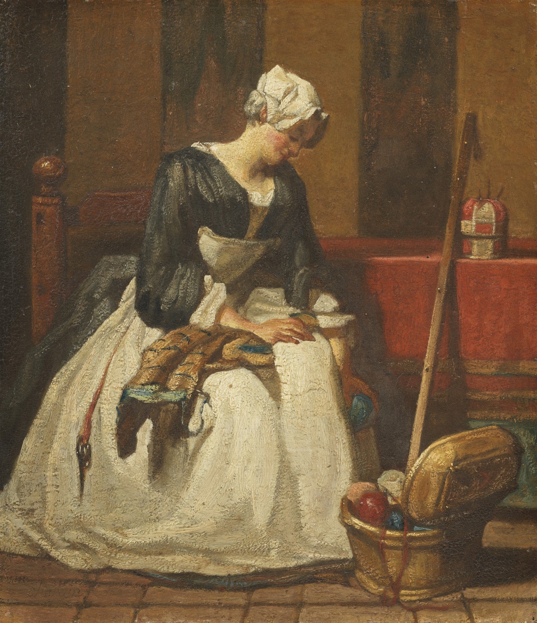 Pintura a óleo de Jean Siméon Chardin, 'A Costureira', mostrando uma mulher sentada, de perfil, com uma touca branca, inclinada sobre um trabalho de costura em suas mãos. Ela veste um vestido escuro sobre uma camisa branca e uma saia clara. Ao lado, um cesto de costura dourado e uma agulha grande. O fundo é em tons terrosos.