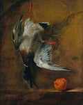 Pintura a óleo de Jean Siméon Chardin mostrando um pato morto pendurado pelas patas, com uma laranja avermelhada repousando em uma superfície escura abaixo. O fundo é predominantemente marrom e escuro, com iluminação sutil destacando os objetos.