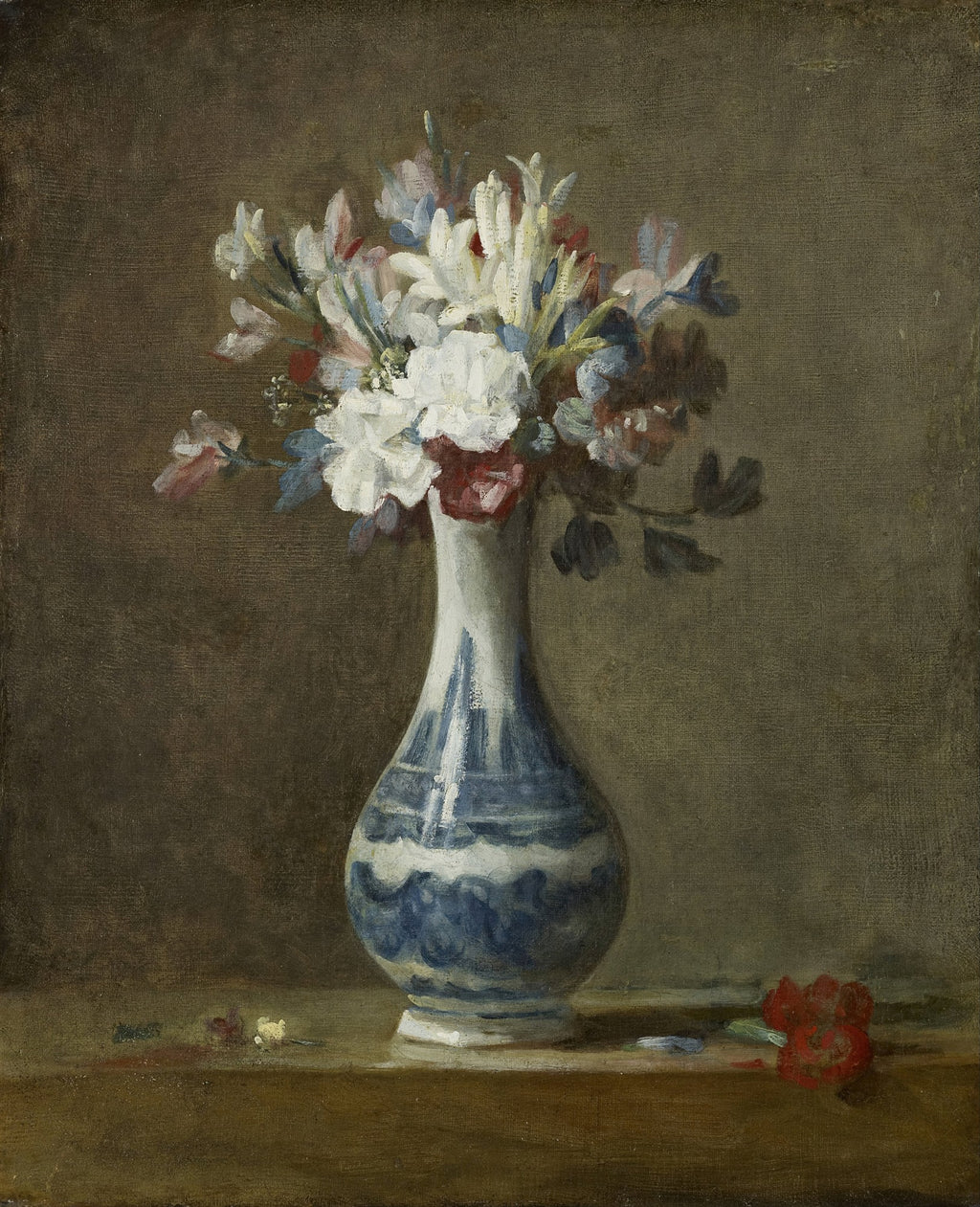 Pintura a óleo de Jean Siméon Chardin, 'Vaso de Flores', mostrando um vaso azul e branco com flores brancas, azuis e vermelhas sobre uma superfície de madeira, com fundo escuro e uma flor vermelha caída.