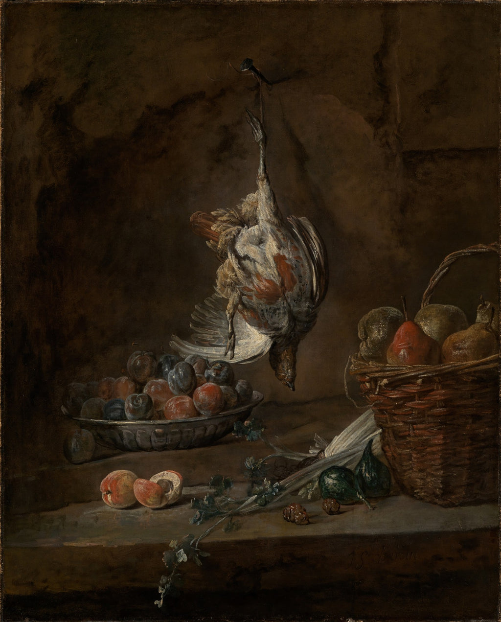 Uma pintura de natureza-morta de Chardin com um pássaro morto pendurado, uma cesta de frutas e uma tigela de ameixas em uma mesa escura.