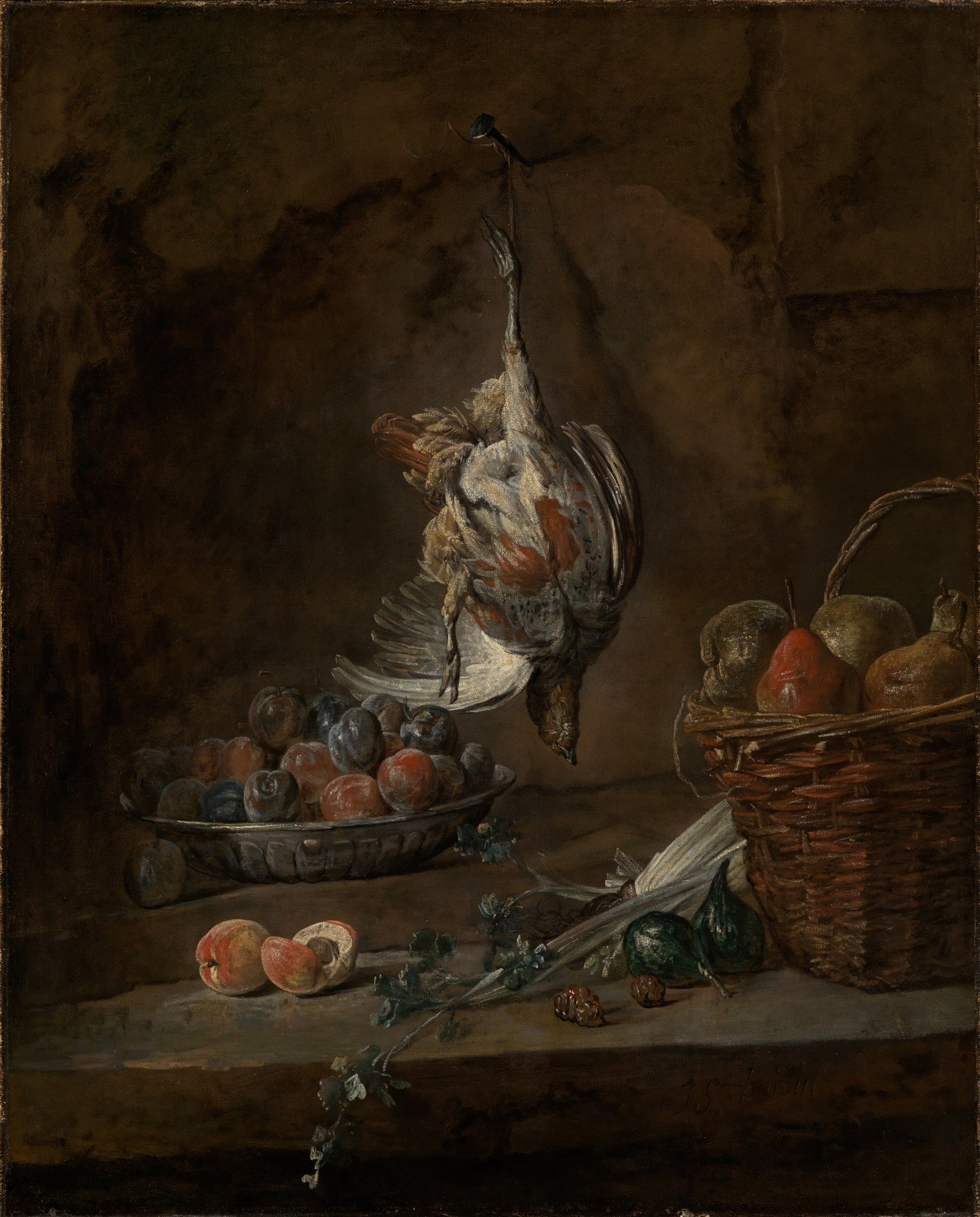 Uma pintura de natureza-morta de Chardin com um pássaro morto pendurado, uma cesta de frutas e uma tigela de ameixas em uma mesa escura.