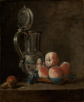 Uma pintura de natureza-morta de Jean Siméon Chardin, mostrando uma jarra de prata com a tampa aberta, ao lado de pêssegos rosados e ameixas escuras em uma cesta de vime, sobre uma superfície de madeira escura. O fundo é escuro e a iluminação é suave e dramática.