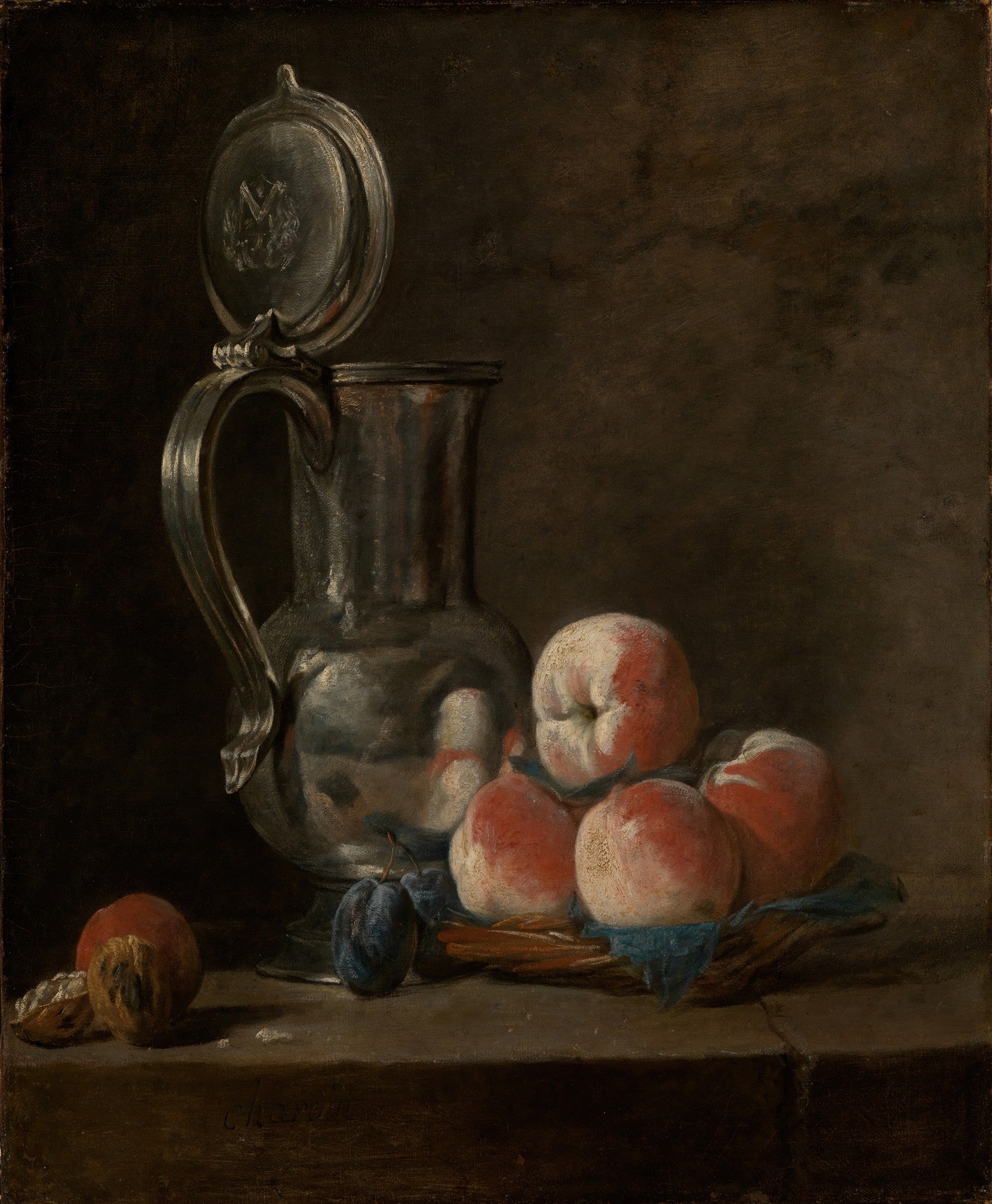 Uma pintura de natureza-morta de Jean Siméon Chardin, mostrando uma jarra de prata com a tampa aberta, ao lado de pêssegos rosados e ameixas escuras em uma cesta de vime, sobre uma superfície de madeira escura. O fundo é escuro e a iluminação é suave e dramática.