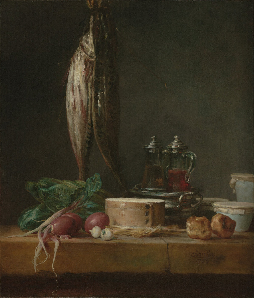 Pintura a óleo de natureza-morta de Chardin com dois peixes pendurados, rabanetes, alho, queijo e recipientes de metal e cerâmica sobre uma mesa de madeira escura.