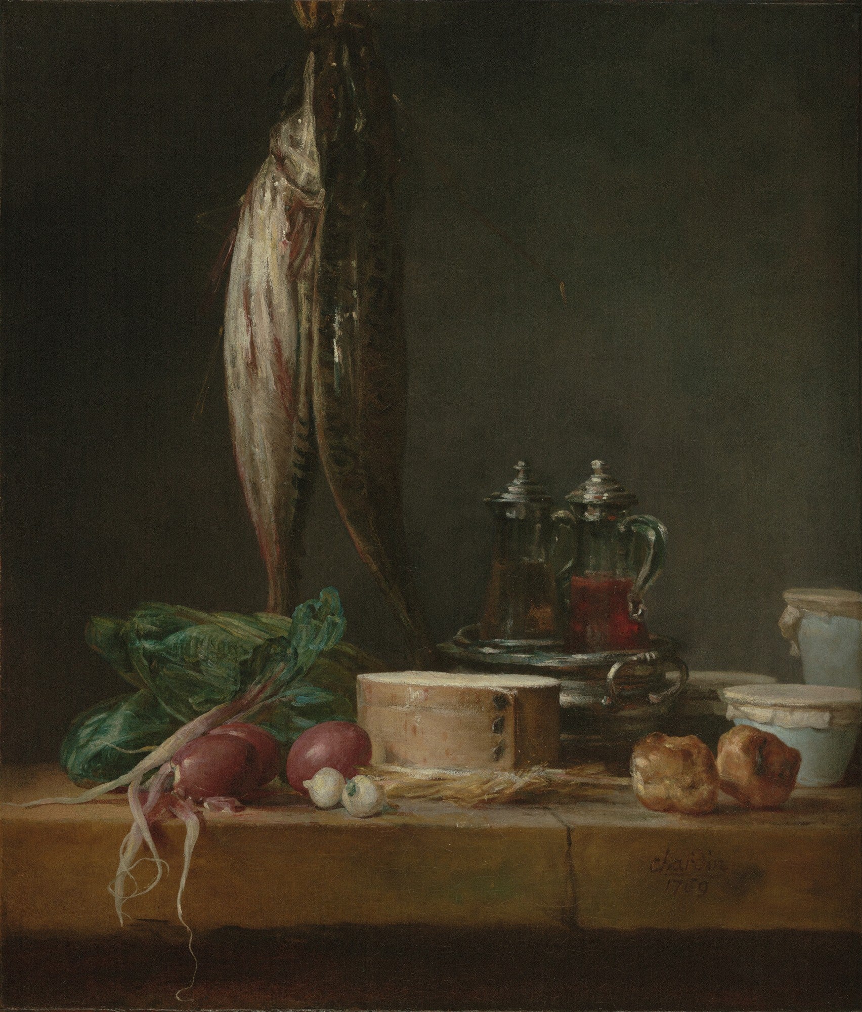 Pintura a óleo de natureza-morta de Chardin com dois peixes pendurados, rabanetes, alho, queijo e recipientes de metal e cerâmica sobre uma mesa de madeira escura.