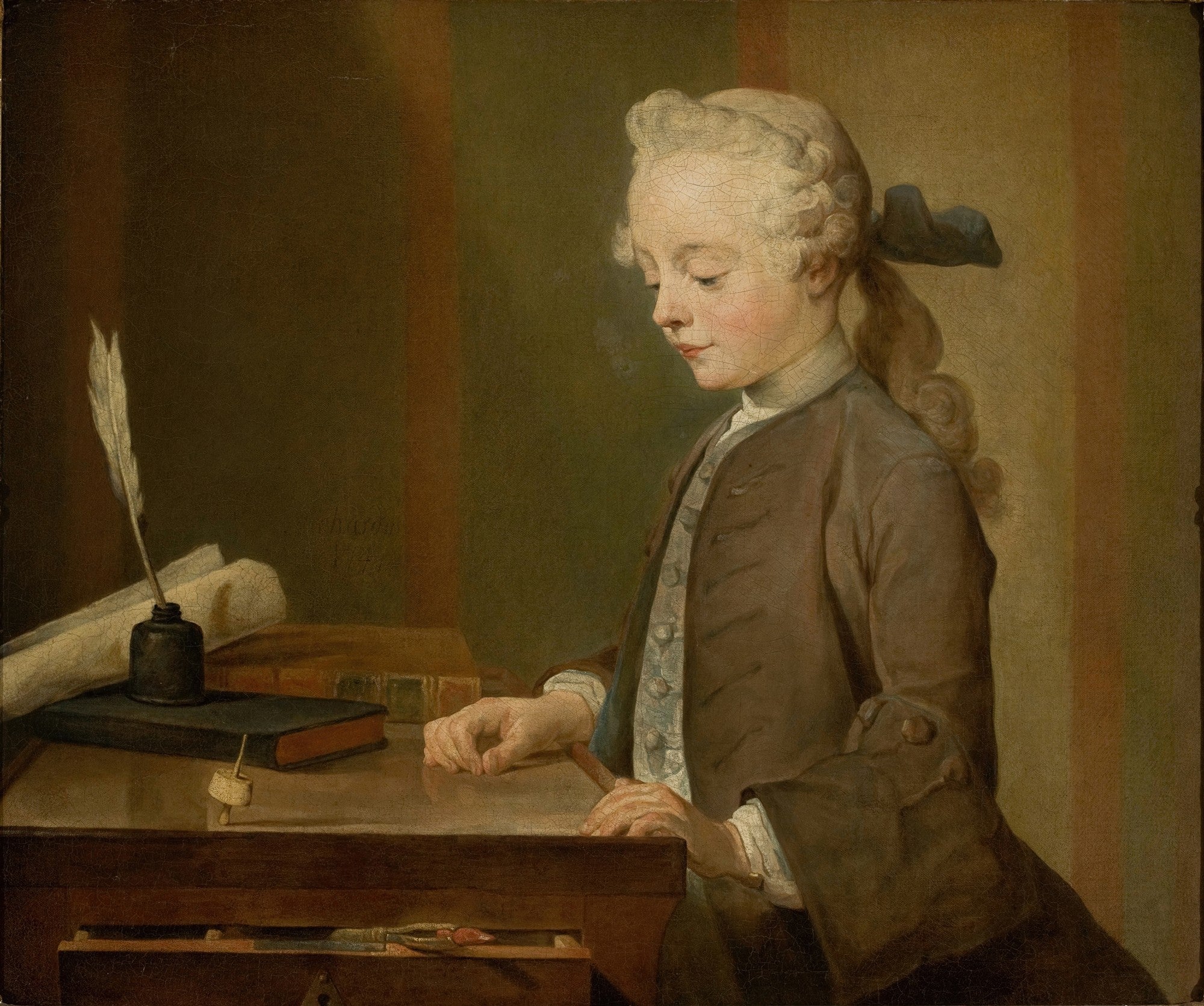Pintura de Jean Siméon Chardin, 'O Menino com o Pião', retratando um jovem com cabelo loiro encaracolado e uma fita azul, vestido em roupas do século XVIII, olhando para um pião sobre uma mesa de madeira. Há um tinteiro com pena e livros ao fundo. A iluminação é suave e o fundo é escuro.