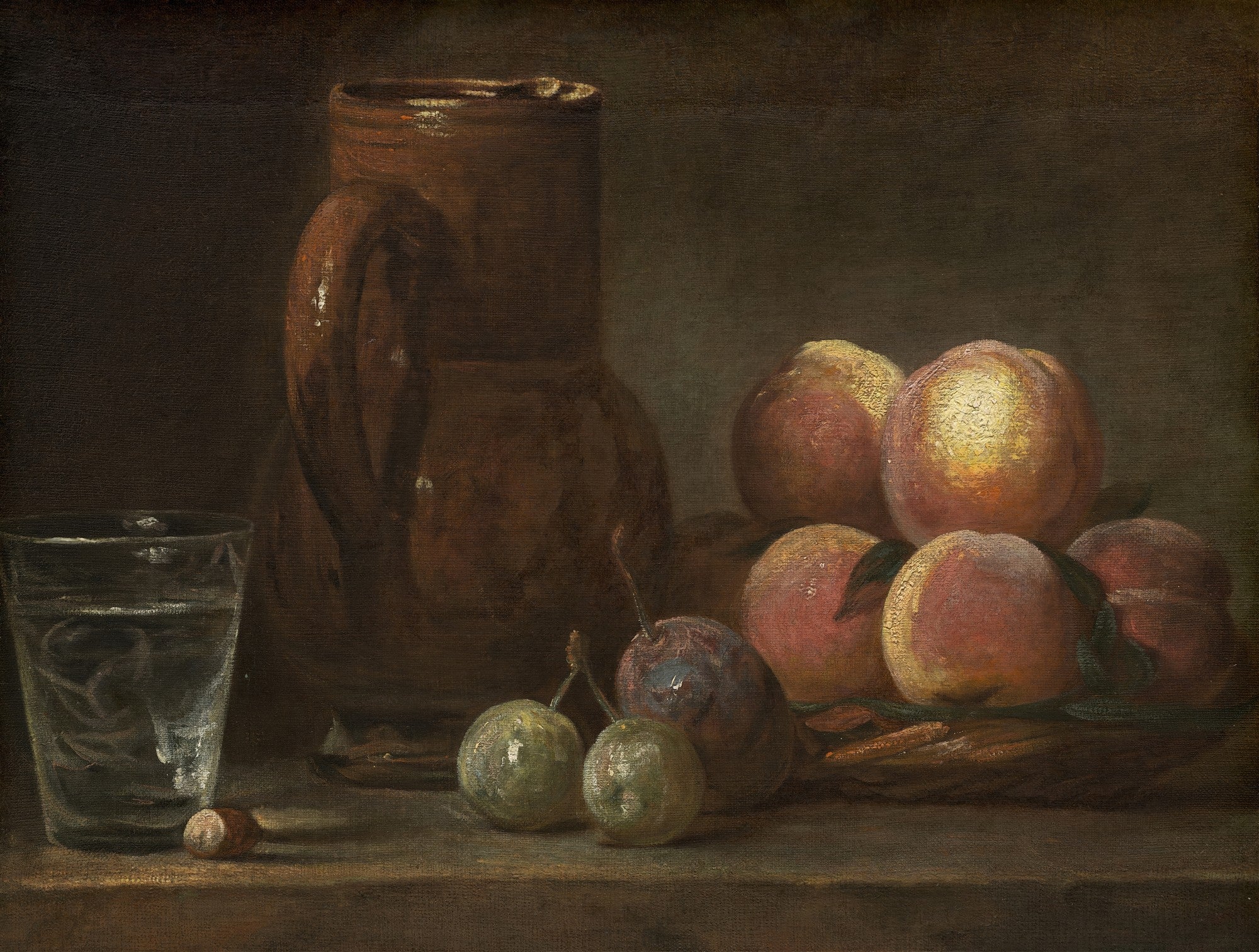 Quadro decorativo com natureza-morta de Jean Siméon Chardin, mostrando pêssegos, uma jarra de louça e um copo de água sobre uma mesa de madeira escura, iluminados por uma luz suave. A paleta de cores é composta por tons terrosos e frutas em tons de rosa, amarelo e verde.