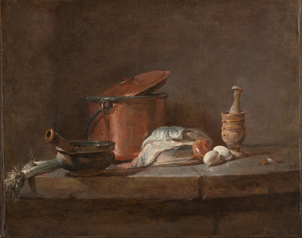 Uma pintura a óleo de natureza-morta do século XVIII mostrando utensílios de cozinha em uma mesa de madeira. Há uma panela de cobre, um pilão, ovos e vegetais como cebolinha. A iluminação é suave e o fundo escuro.