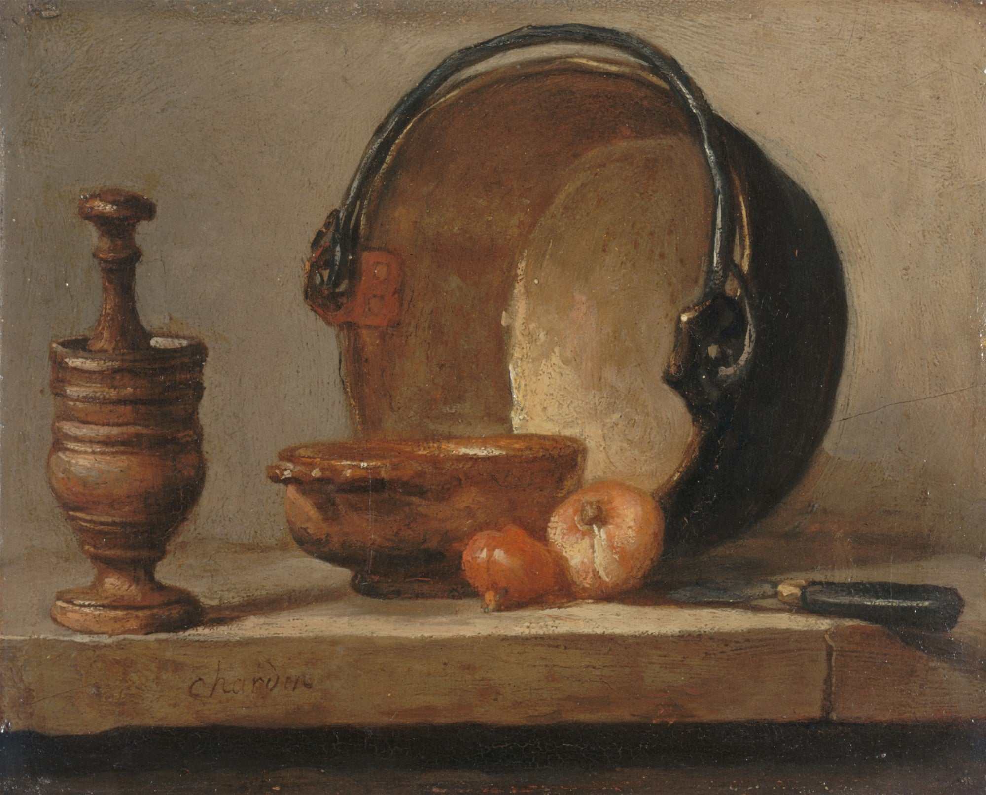 Pintura a óleo de natureza-morta com um caldeirão de cobre virado de lado, um pilão de madeira, duas cebolas e uma tigela de cerâmica sobre uma bancada de madeira, assinado Chardin no canto inferior esquerdo.