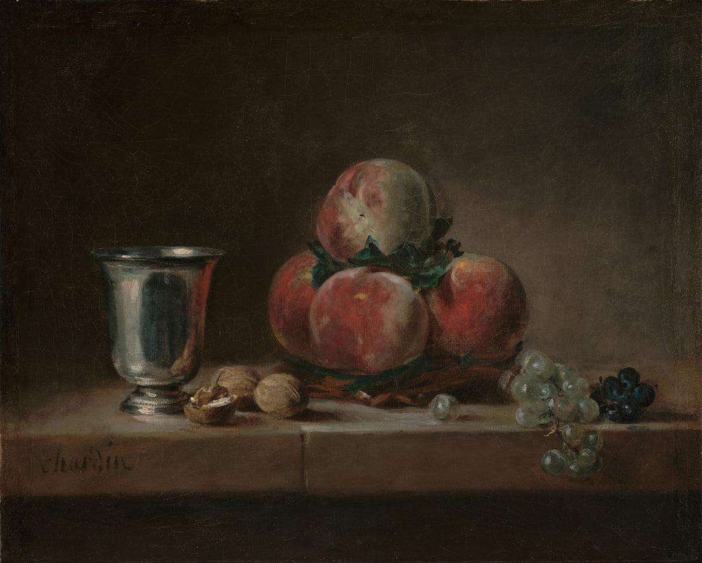 Uma pintura a óleo de Jean Siméon Chardin, representando uma natureza-morta com pêssegos, uvas claras e escuras, nozes e uma taça de prata sobre uma mesa de pedra, com fundo escuro. A obra é atribuída a Jean Siméon Chardin.