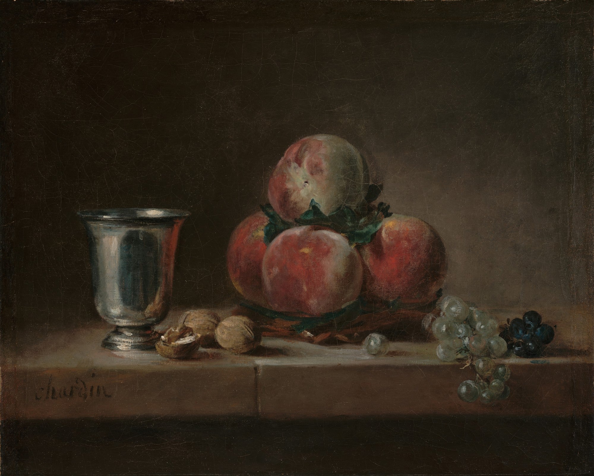 Uma pintura a óleo de Jean Siméon Chardin, representando uma natureza-morta com pêssegos, uvas claras e escuras, nozes e uma taça de prata sobre uma mesa de pedra, com fundo escuro. A obra é atribuída a Jean Siméon Chardin.