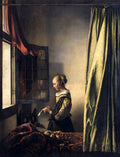 Quadro decorativo 'Moça Lendo Carta' de Johannes Vermeer, mostrando uma jovem concentrada na leitura de uma carta, banhada por luz natural que entra por uma janela. Uma cortina verde está à direita e uma cortina vermelha na janela.