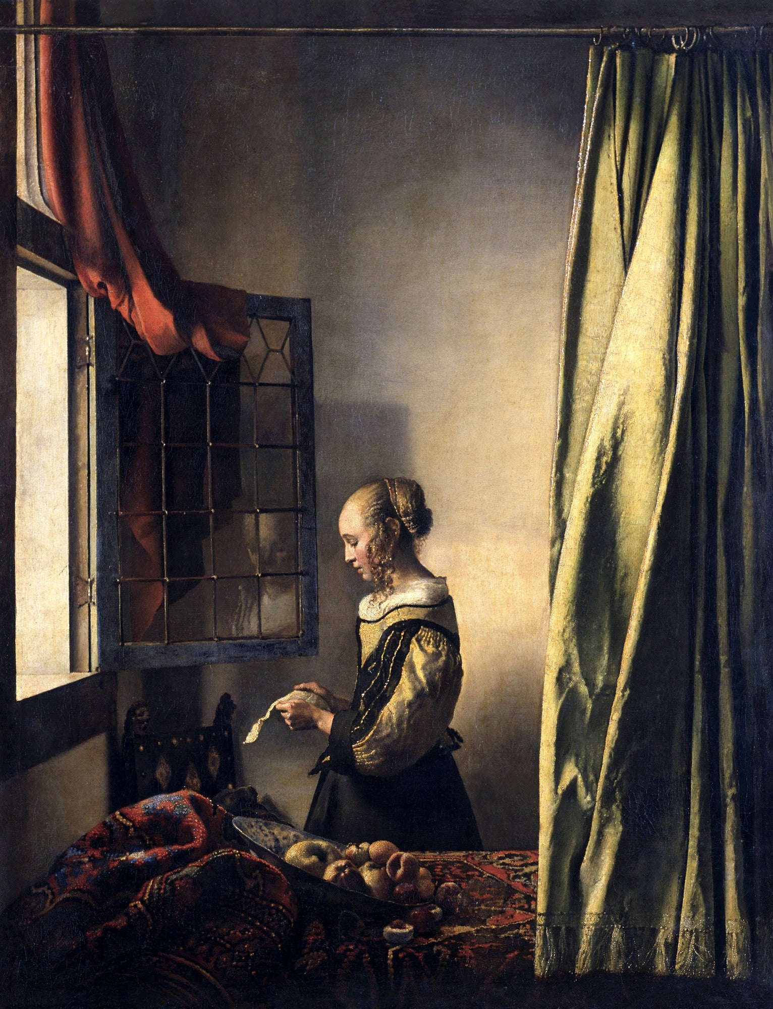 Quadro decorativo 'Moça Lendo Carta' de Johannes Vermeer, mostrando uma jovem concentrada na leitura de uma carta, banhada por luz natural que entra por uma janela. Uma cortina verde está à direita e uma cortina vermelha na janela.