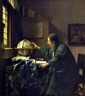 Homem com vestes azuis, barba e cabelos longos, curvado sobre uma mesa com um globo terrestre, um livro e instrumentos, olhando para o globo com intensidade. Uma janela à esquerda ilumina a cena. A luz dourada incide sobre o homem e o globo, criando um contraste com o fundo escuro do interior.