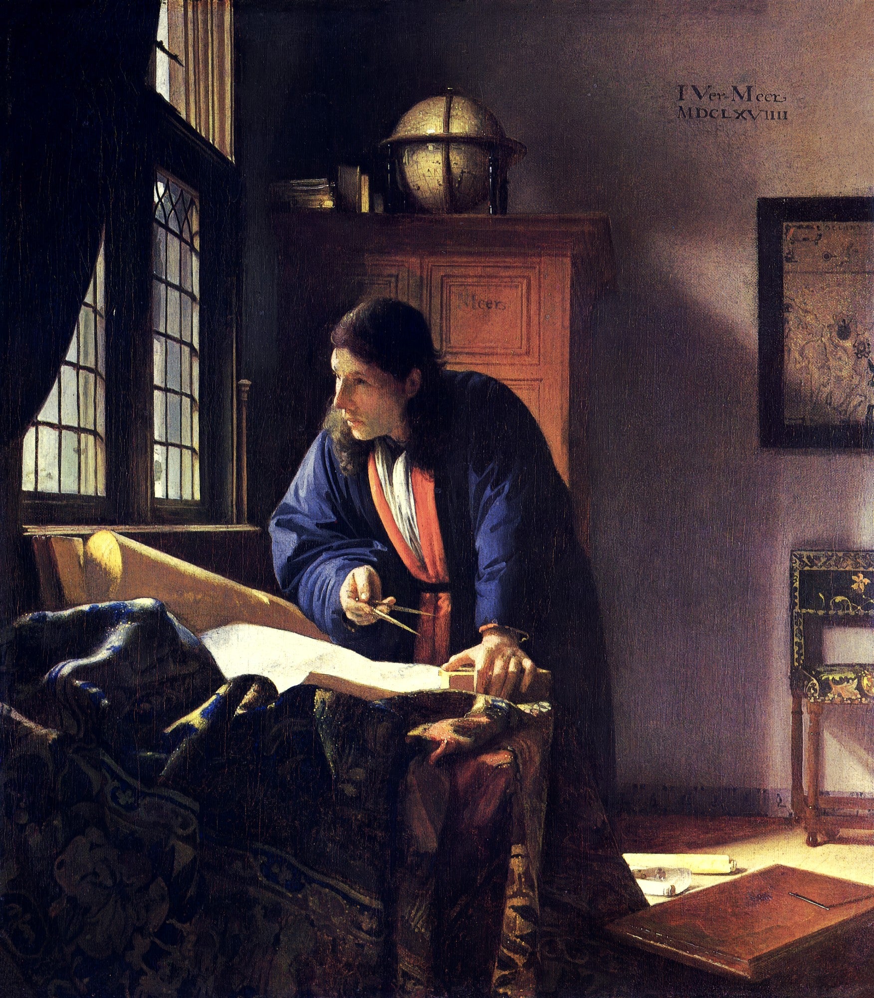 Quadro decorativo 'O Geógrafo' de Johannes Vermeer, retratando um homem absorto em seus estudos, com mapas e um globo, banhado pela luz de uma janela.