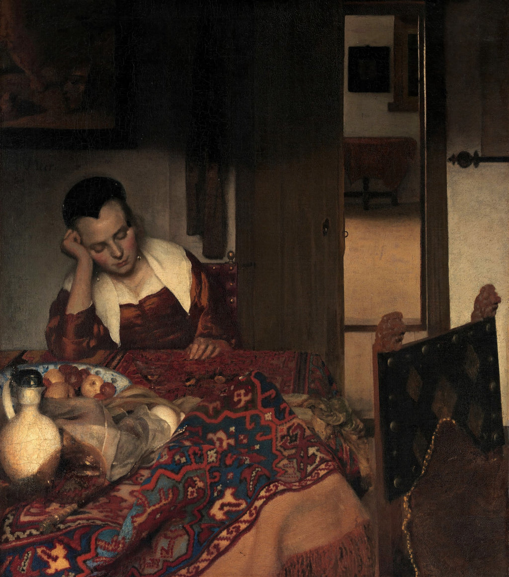 Quadro decorativo de A Moça Adormecida, obra de Johannes Vermeer. Retrata uma jovem mulher em repouso sobre uma mesa com um tapete oriental e uma jarra.
