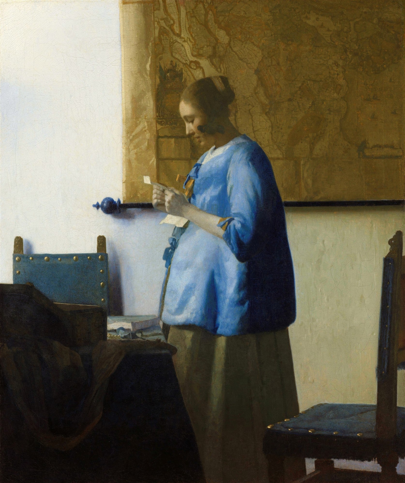 Mulher lendo uma carta em um ambiente interno, com um mapa na parede ao fundo, obra de Johannes Vermeer.