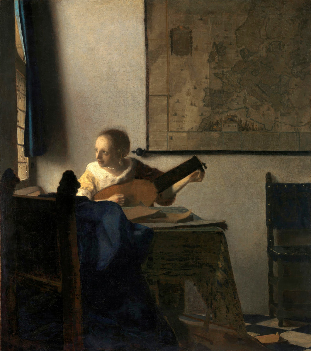 Mulher sentada tocando alaúde em um interior, com um mapa na parede e luz entrando pela janela lateral, obra de Johannes Vermeer.
