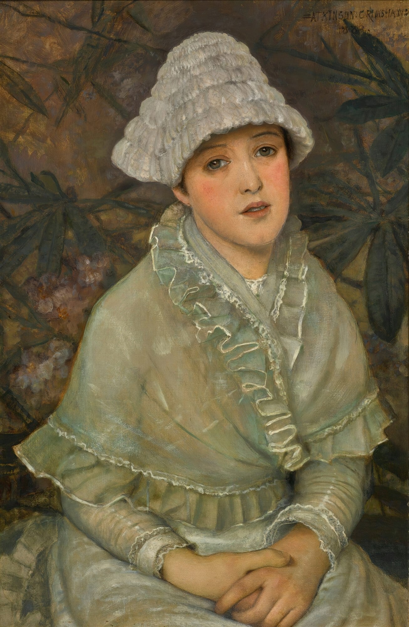 Retrato a óleo de uma jovem mulher com chapéu branco e xale, de John Atkinson Grimshaw, sobre fundo escuro com folhagens. A imagem é de uma pintura em estilo vitoriano.